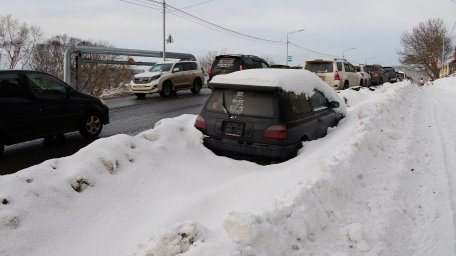 Автовладельцев призывают не бросать машины вдоль дороги в столице Камчатки 0