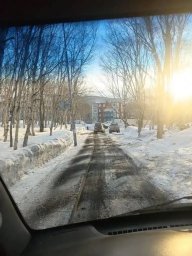 Бригады ручного труда приступили к уборке песка с проезжей части в Петропавловске-Камчатском 8