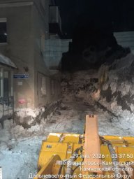 Дорожные службы работают круглосуточно на расчистке территорий Петропавловска-Камчатского 8