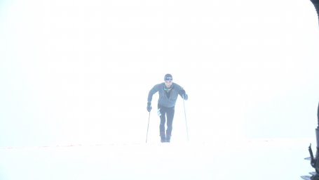 Через туман пробирались спортсмены по ски-альпинизму в вертикальной гонке на 3-ем этапе Кубка России 17