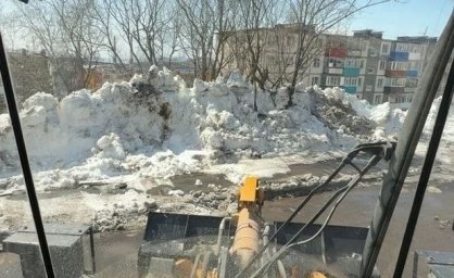 Дорожные службы занимаются уборкой песка вдоль проезжих частей в Петропавловске-Камчатском 3