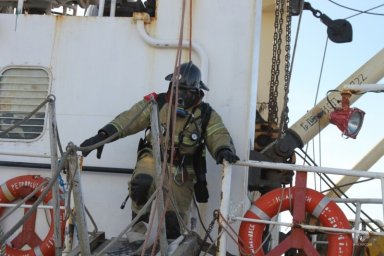 На Камчатке пожарные тренировались тушить возгорание на рыболовецком судне 5