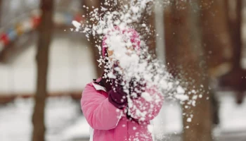 Школьница возвращалась домой с занятий, и на нее с крыши упал лед в Петропавловске-Камчатском Школьница возвращалась домой с занятий, и на нее с крыши упал лед в Петропавловске-Камчатском
