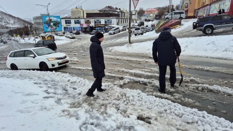 Дорожные службы в ночную смену продолжат работу по ликвидации последствий циклона в Петропавловске-Камчатском 1