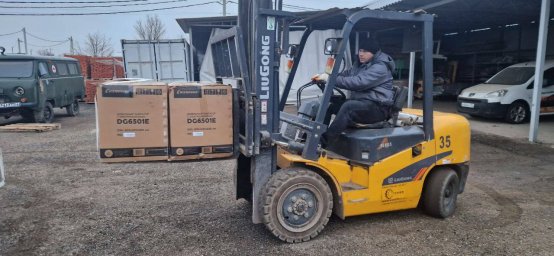 Жители Усть-Камчатска передали для бойцов УАЗ и необходимые вещи 1
