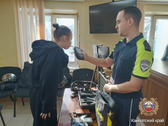 О повседневных задачах сотрудников Госавтоинспекции рассказали студентам на Камчатке 0