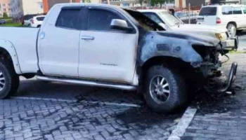Внедорожник Toyota Tundra сгорел ночью в Петропавловске-Камчатском