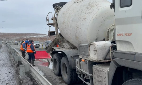 Работы по устранению дефектов дорожного покрытия продолжаются на трассе в Петропавловске-Камчатском