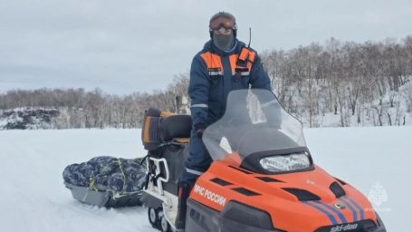 Ведомственный флаг развернули на вершине Ключевской сопки спасатели Камчатского края 1