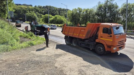 Работы по ямочному ремонту улично-дорожной сети продолжаются в Петропавловске-Камчатском 2