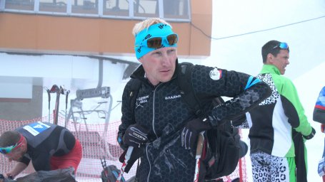 Через туман пробирались спортсмены по ски-альпинизму в вертикальной гонке на 3-ем этапе Кубка России 7