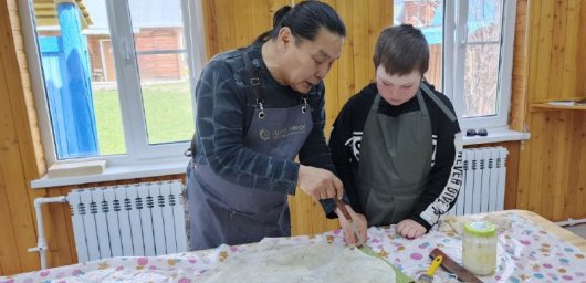 Занятие по изготовлению бубна прошло в Быстринской школе на Камчатке 2