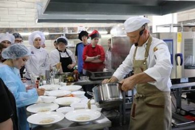 В Камчатском колледже технологии и сервиса зарубежные шеф-повара провели мастер-класс для студентов и рестораторов 6