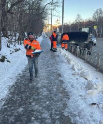 Работы по зимней уборке городской территории продолжаются в Петропавловске-Камчатском 5