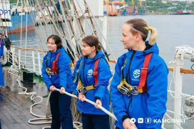 Более 3 000 желающих посетили учебный парусник из Владивостока на Камчатке 8