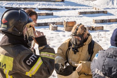 В специальной теплодымокамере примерили на себя роль пожарных школьники Камчатки 11