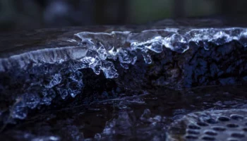 Женщина попала в люк, скрытый большой лужей, в Елизове на Камчатке