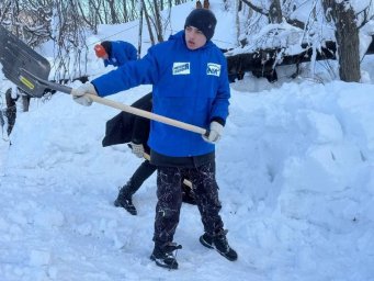 Справиться с последствиями циклона жителям помогают волонтеры Камчатки 10