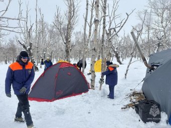 Ведомственный флаг развернули на вершине Ключевской сопки спасатели Камчатского края 3