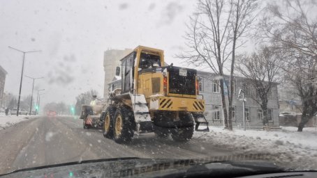 Дорожники работают над ликвидацией последствий мощного циклона в Петропавловске-Камчатском 3