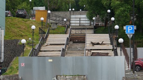 В столице Камчатки приостановлен ремонт лестницы у Дома быта «Чайка» 0