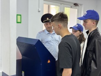 Познакомились с работой Госавтоинспекции изнутри юные инспекторы движения Камчатки 0