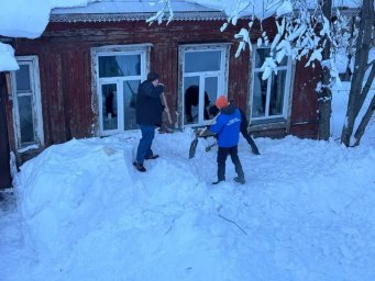 Справиться с последствиями циклона жителям помогают волонтеры Камчатки 7