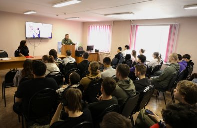 Инспектор из Госавтоинспекции провела занятие в промышленном техникуме на Камчатке 2