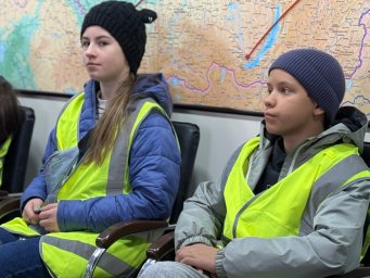 Школьники из семей участников СВО познакомились с работой авиационного предприятия на Камчатке 10