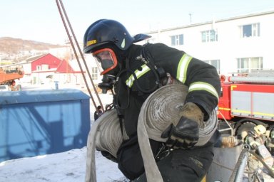 На Камчатке пожарные тренировались тушить возгорание на рыболовецком судне 1