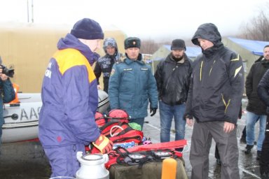 На Камчатке руководителей органов власти научили тушить пожар и оказывать первую помощь 6