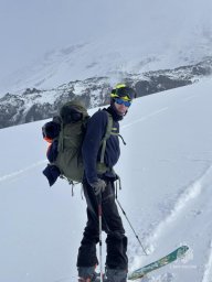 Ведомственный флаг развернули на вершине Ключевской сопки спасатели Камчатского края 9