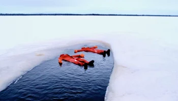 Как искупаться в ледяной воде — айс-флоатинг уже на Камчатке