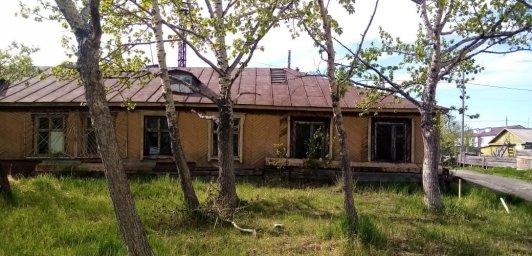 На Камчатке после вмешательства прокуратуры отремонтировали крыши жилых домов и снесли ветхие строения 1