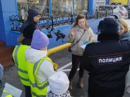 На Камчатке в преддверии Дня матери инспекторы ГИБДД вместе со школьниками подарили мамам светооражающие «сердца» 0