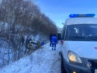 Спасатели деблокировали из автомобиля улетевшего в кювет водителя на Камчатке 2