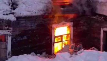 Спецтехника не смогла подъехать вплотную к зданию из-за сугробов в Петропавловске-Камчатском Спецтехника не смогла подъехать вплотную к зданию из-за сугробов в Петропавловске-Камчатском