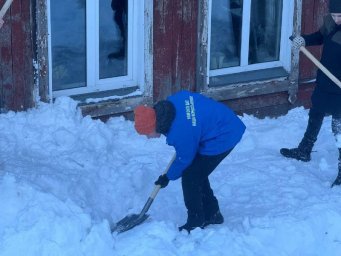 Справиться с последствиями циклона жителям помогают волонтеры Камчатки 3