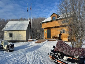 Горностай повадился наносить визиты на кордон «Ипуин» в Кроноцком заповеднике на Камчатке 1