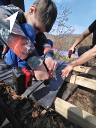 Камчатские школьники приняли участие в строительстве экотропы в парке Ойкумена 13