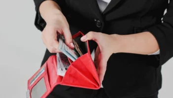 Два миллиона чужих денег положила себе в карман начальник почтового отделения на Камчатке Два миллиона чужих денег положила себе в карман начальник почтового отделения на Камчатке