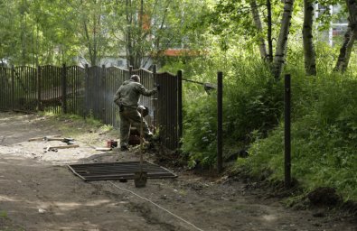 Территорию лыжно-прокатной базы огородили забором в Елизово на Камчатке 1