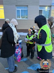 Поздравили мам с 8 Марта и напомнили о ПДД автоинспекторы и школьники на Камчатке 4