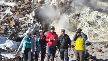 Ученые поднялись к новому куполу вулкана Шивелуч, чтобы изучить лаву и кратерные озера на Камчатке