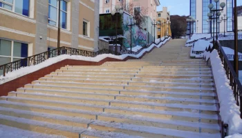 В столице Камчатки лестницы покрывают деревянным настилом для безопасности пешеходов