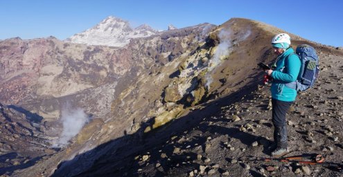 Ученые поднялись к новому куполу вулкана Шивелуч, чтобы изучить лаву и кратерные озера на Камчатке 2