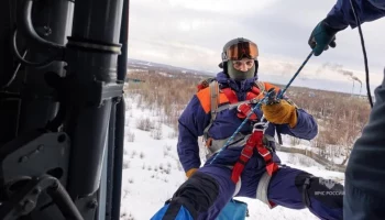 Беспарашютные спуски с вертолета отработали спасатели МЧС России на Камчатке