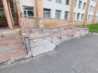 После вмешательства прокуратуры отремонтировали крыльцо и пандус школы в Вилючинске на Камчатке 2