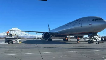 Трещина на лобовом стекле кабины самолета послужила причиной возврата в аэропорт самолета на Камчатке