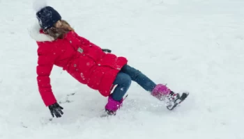 Прокуратура не оставила без внимания инцидент с падением глыбы льда на девочку в Петропавловске-Камчатском